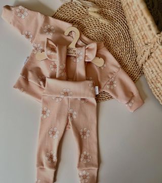 🌼 DAISY Opět dostupné k objednání 🤍. Trakáčky ve velikostech od nejmenších až po vel. 92 , oversize mikiny až do velikosti...